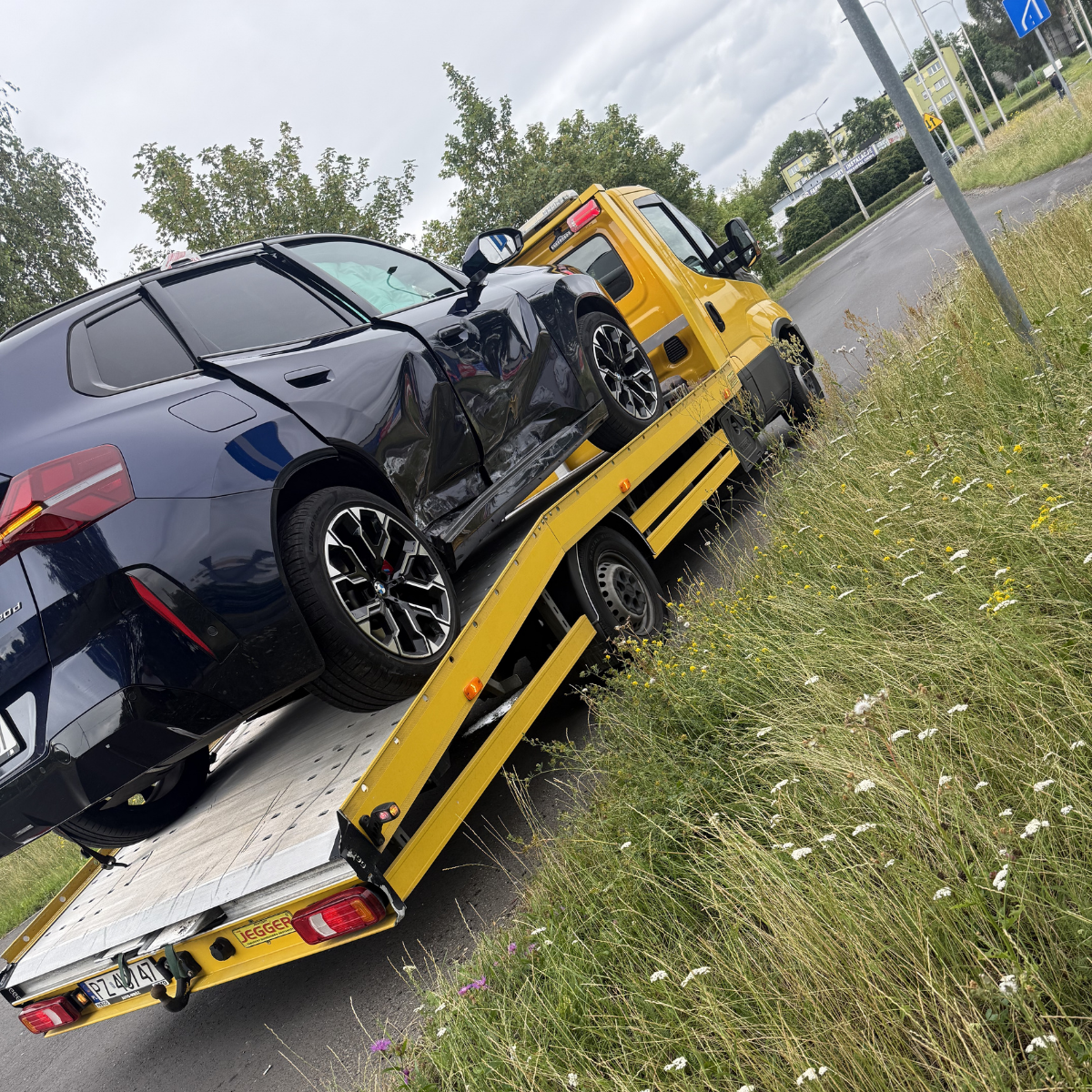 Pomoc drogowa po kolizji – transport uszkodzonego samochodu